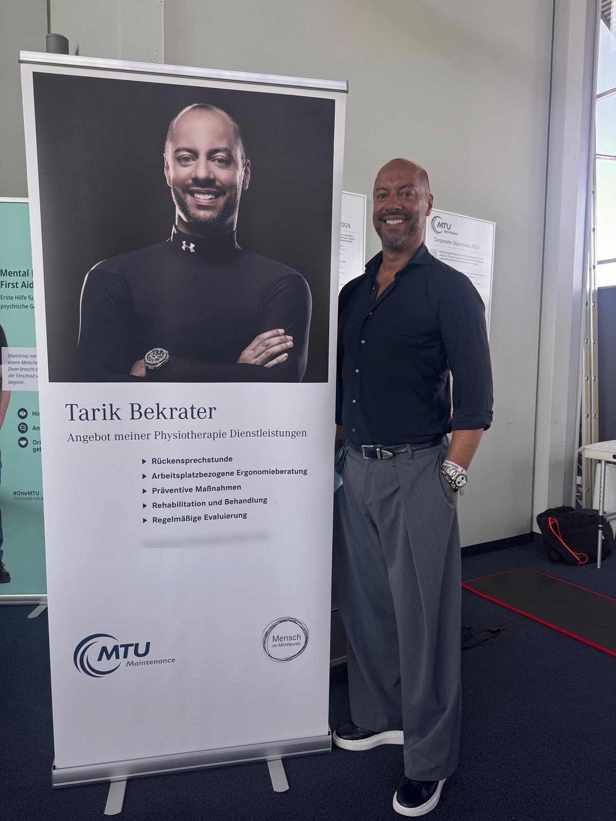 Tarik Bekrater vor seinem Roll-up bei MTU Maintenance Hannover